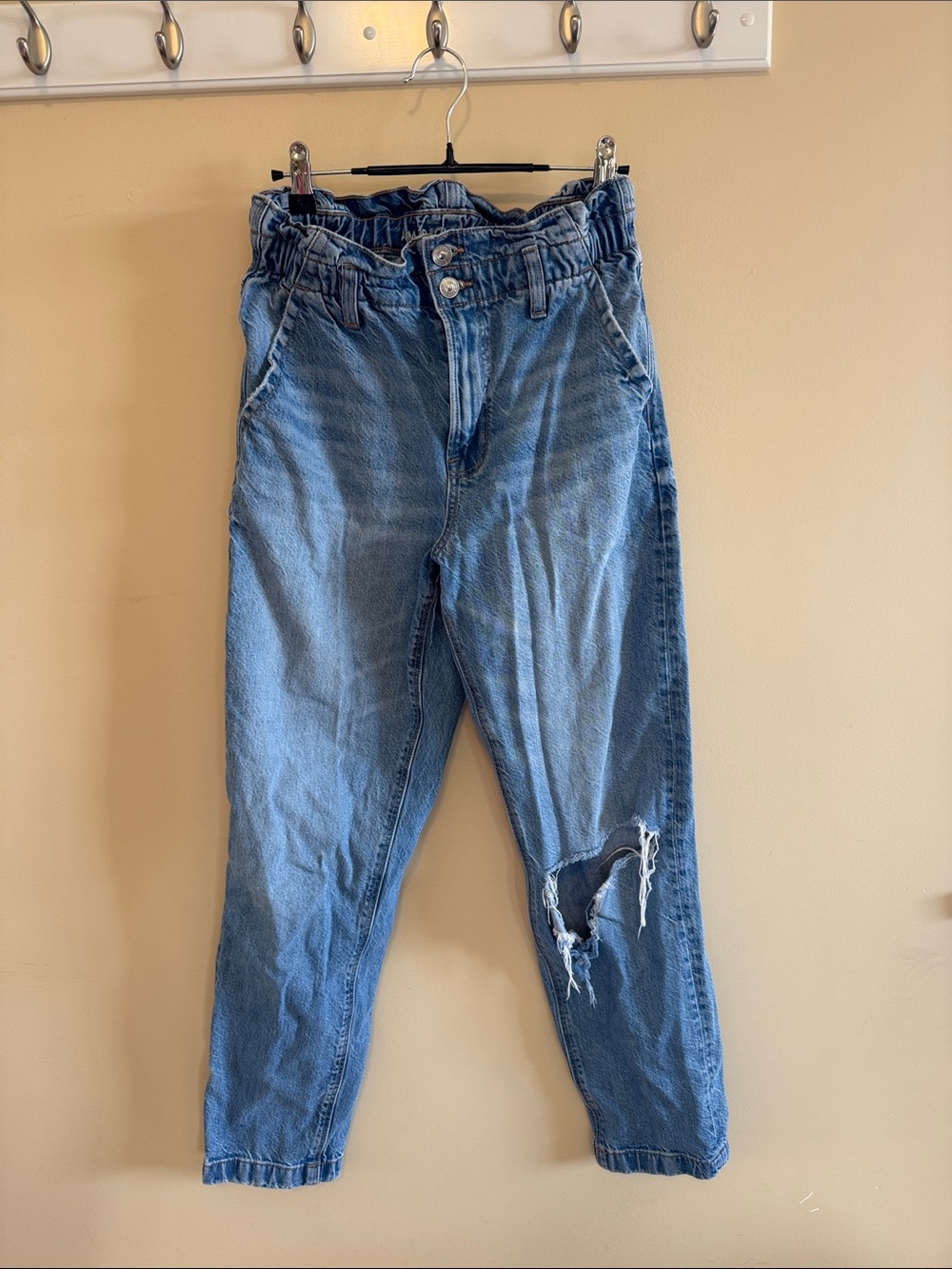 American Eagle High-Rise Distressed Mom Jeans- Size 6 Long
